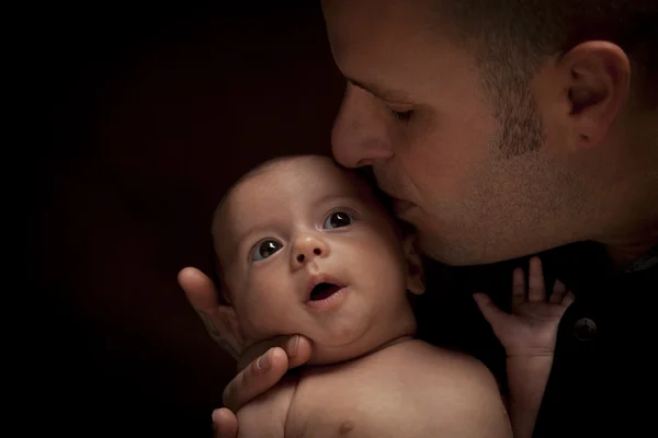 Mladý otec drží své novorozené dítě smíšené rasy — Stock fotografie