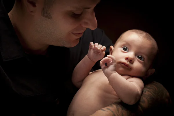 年轻的爸爸抱他混的血新生婴儿 — 图库照片