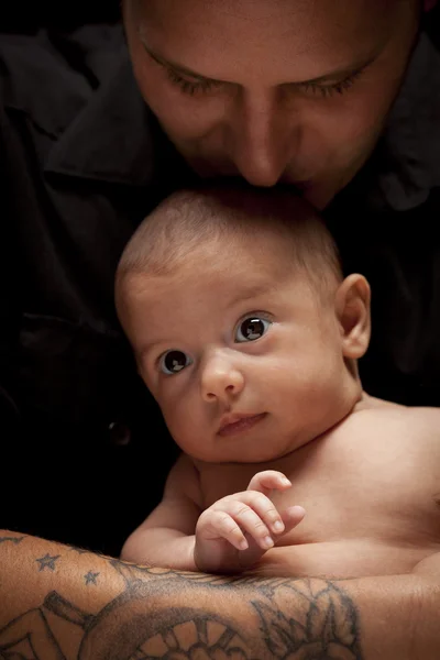 Μικρά πατέρας, κρατώντας το νεογέννητο μωρό της μικτής φυλής — Φωτογραφία Αρχείου
