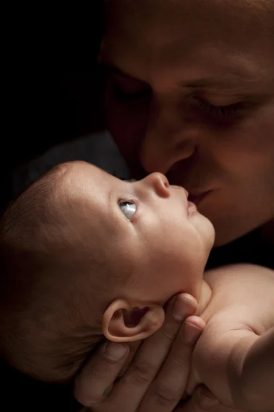 彼の混血の新生の赤ん坊を保持している若い父親 — ストック写真