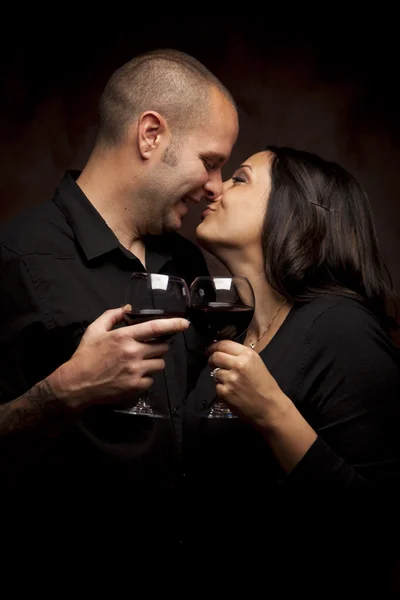 Feliz mixta raza pareja celebración copas de vino —  Fotos de Stock