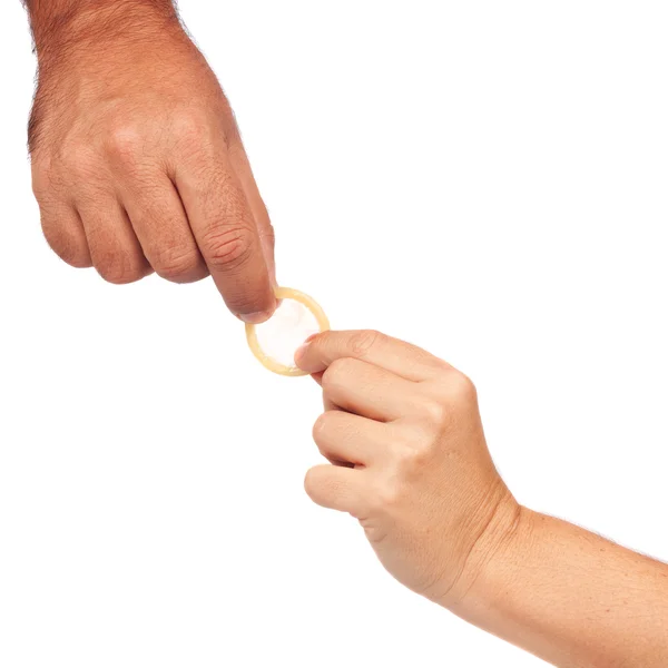 Χέρια που κρατούν το προφυλακτικό απομονωθεί σε λευκό — Φωτογραφία Αρχείου