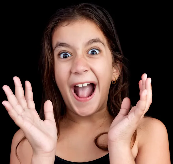 Dívka křičí hlasitě na černém pozadí — Stock fotografie