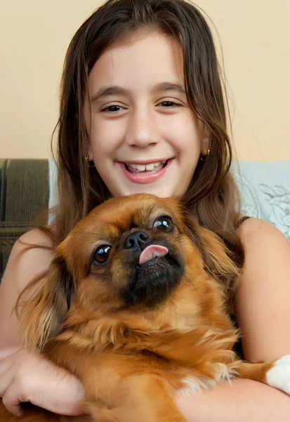 Hispanic meisje haar hond kleine van pekingese uitvoering — Stockfoto