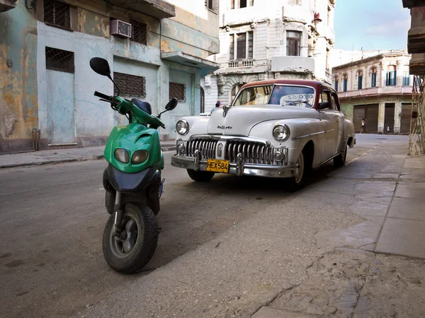 Klasyczny amerykański samochód w starej Hawanie — Zdjęcie stockowe