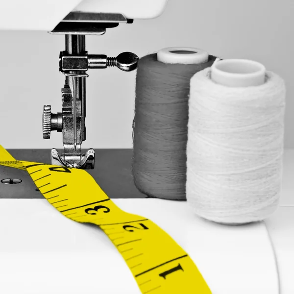 Máquina de coser, cinta métrica y carretes —  Fotos de Stock