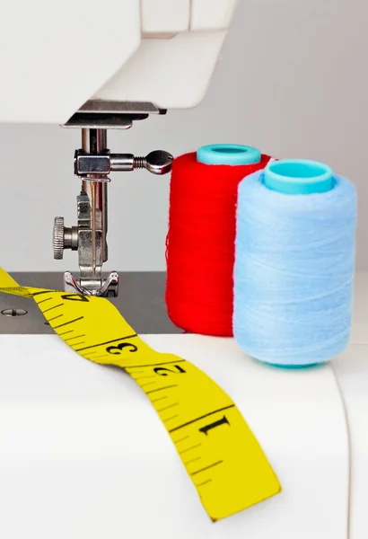 Máquina de costura, fita adesiva e bobinas — Fotografia de Stock