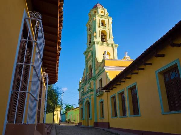 Narrow street and church in Trinidad, Cuba — Stock Photo, Image
