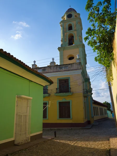 Enge straße und kirche in trinidad, kuba — Stockfoto