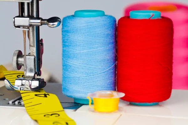 Máquina de coser, cinta métrica y carretes —  Fotos de Stock