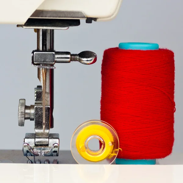 Máquina de costura e bobinas com fio — Fotografia de Stock