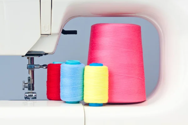 Máquina de coser y bobinas de hilo — Foto de Stock