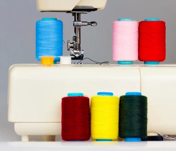 Máquina de coser y carretes con hilo —  Fotos de Stock