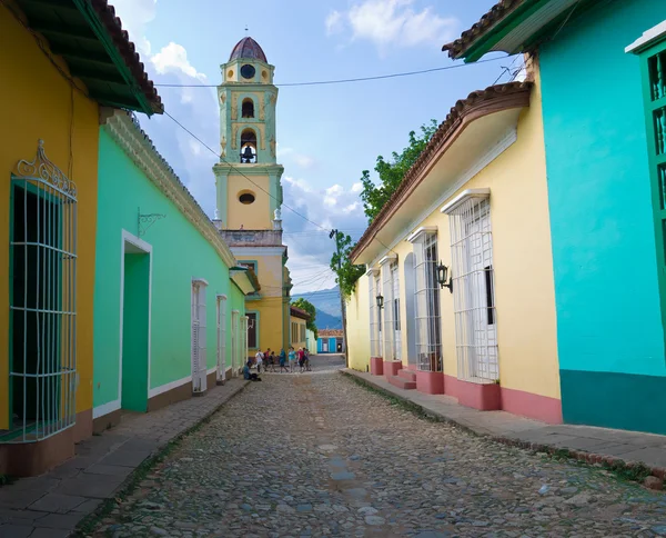 Igreja antiga e por casas coloridas na cidade colonial de Trinid — Fotografia de Stock