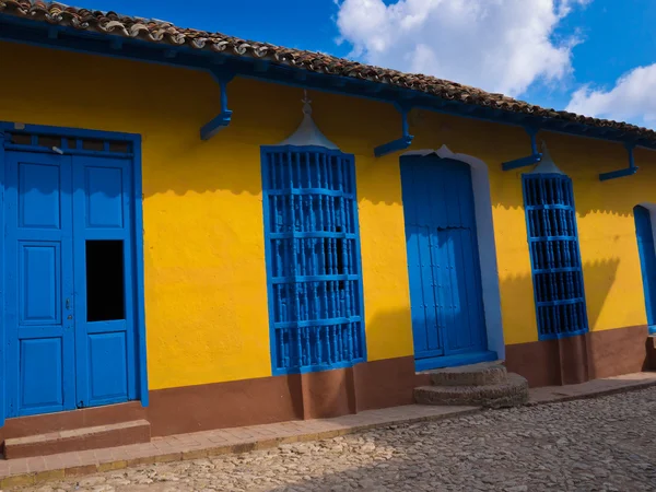 Färgglada hus i den koloniala staden trinidad i Kuba — Stockfoto