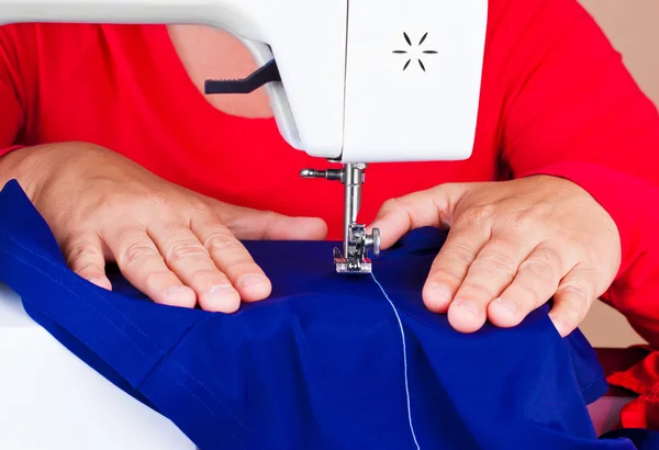 Handen bezig met een naaimachine — Stockfoto