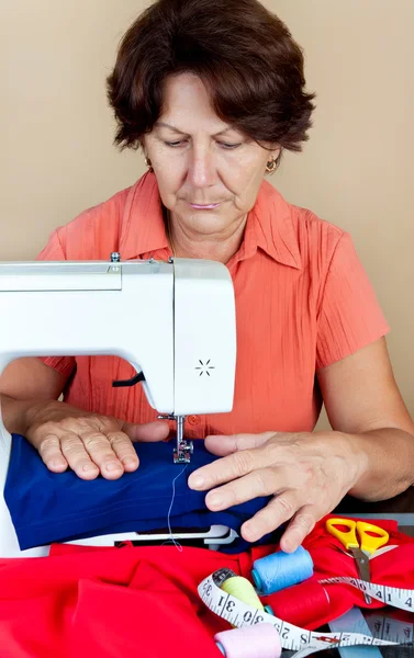 Mulher hispânica trabalhando em uma máquina de costura — Fotografia de Stock