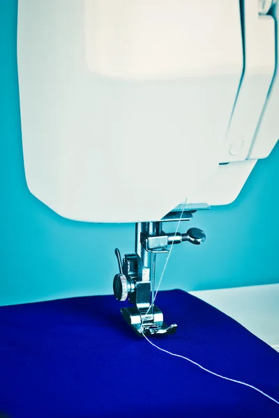 Máquina de costura e linha tonificada em azul — Fotografia de Stock