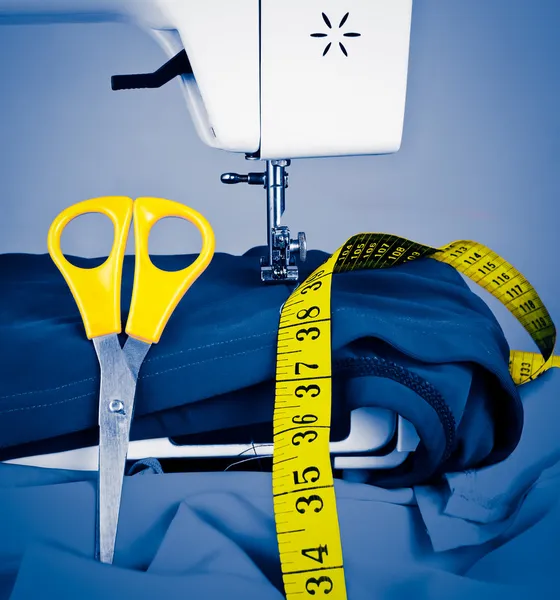 Швейная машина, измерительная лента и ножницы — стоковое фото
