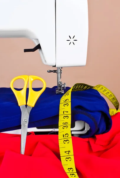 Máquina de costura, acessórios e tecido colorido — Fotografia de Stock