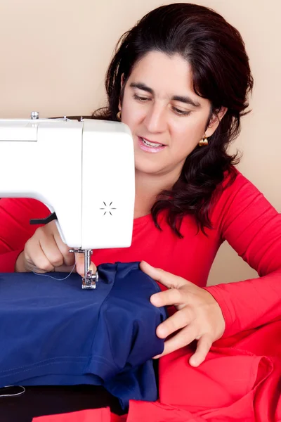 在缝纫机上工作的妇女 — 图库照片