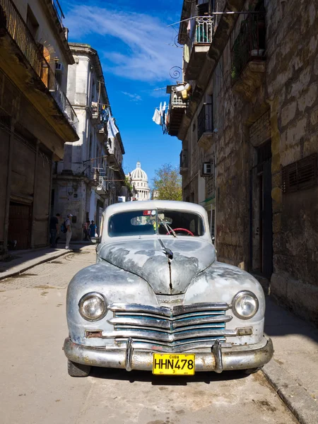 Plymouth clássico estacionado em Havana Velha — Fotografia de Stock