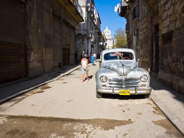 클래식 플 리 머 스에 주차 하는 오래 된 Havanaclassic 플리머스에 주차 — 스톡 사진