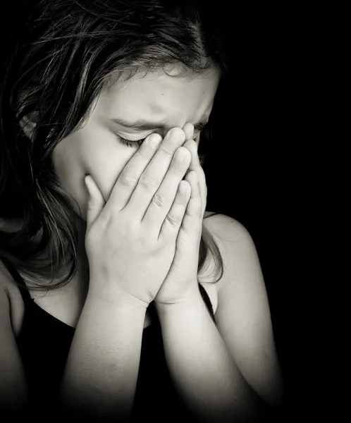 Retrato preto e branco de uma menina chorando — Fotografia de Stock