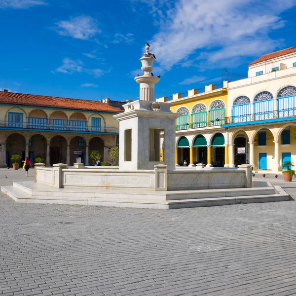 Plaza y edificios coloniales en La Habana Vieja — Foto de Stock