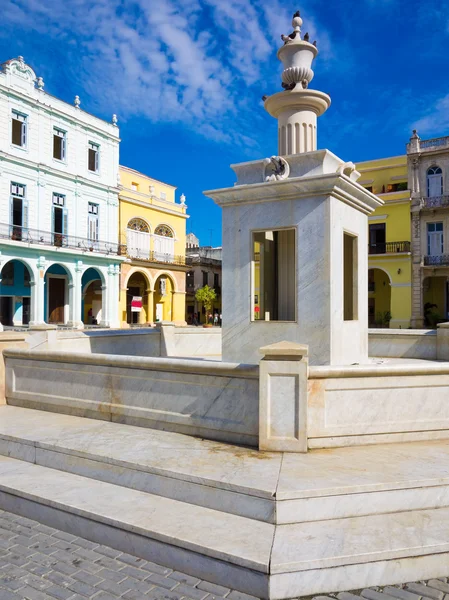 Plaza y edificios coloniales en La Habana Vieja — Foto de Stock