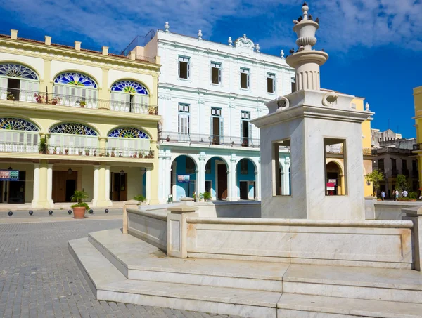 Kwadrat i kolonialnych budynków w starej Hawanie — Zdjęcie stockowe