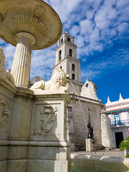 Szökőkút és ősi templom a régi Havanna — Stock Fotó