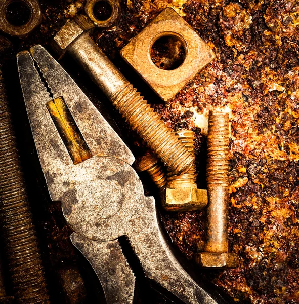 Macro de ferramentas em um fundo enferrujado — Fotografia de Stock
