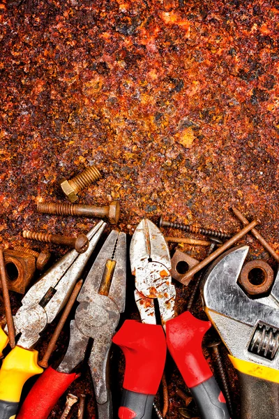 Εργαλεία, καρύδια και τα μπουλόνια σε μεταλλικό φόντο — Φωτογραφία Αρχείου