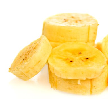 muz dilimleri üzerinde beyaz izole