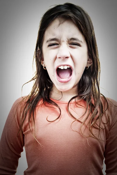 Molto arrabbiato piccola ragazza ispanica urlando — Foto Stock
