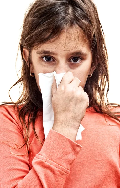 Chica estornudando sobre un tejido de papel aislado en blanco — Foto de Stock