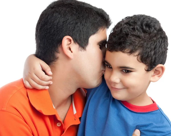 Retrato de um menino latino bonito abraçando seu pai isolado no branco — Fotografia de Stock