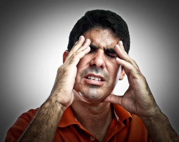 Uomo ispanico molto stressato con mal di testa — Foto Stock