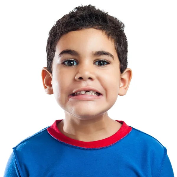 Piccolo ragazzo latino manca un dente isolato su bianco — Foto Stock
