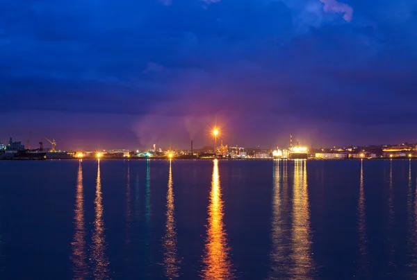 Petrol rafinerisi ve Tersaneler, gece — Stok fotoğraf