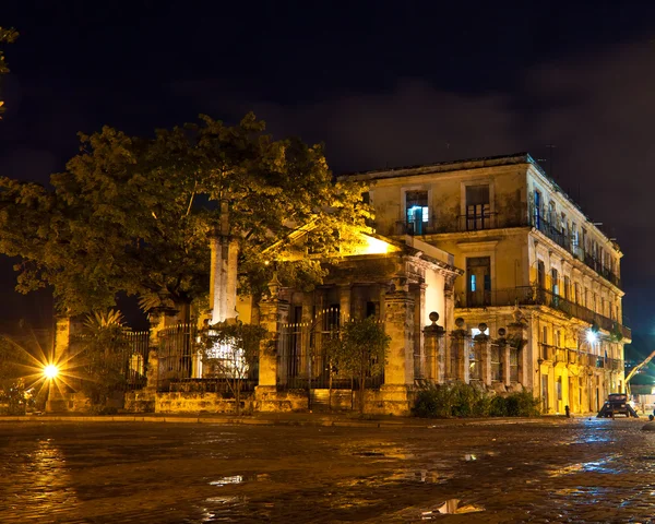 El ναός, μια εικονική κτίριο της Αβάνας το βράδυ — Φωτογραφία Αρχείου