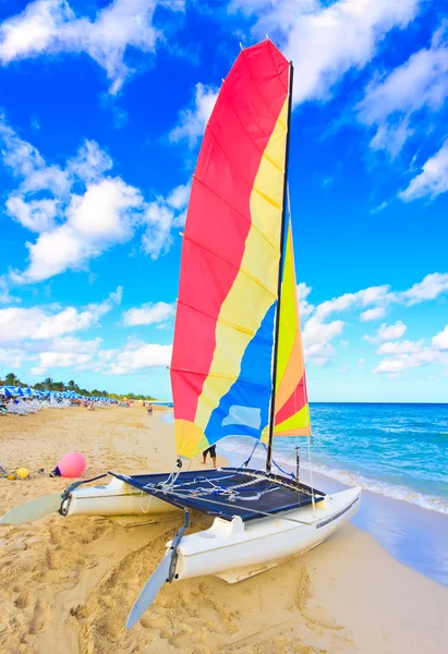 Catamaran in het strand van varadero, cuba — Stockfoto