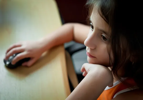 Petite fille hispanique étudiant sur un ordinateur à la maison — Photo