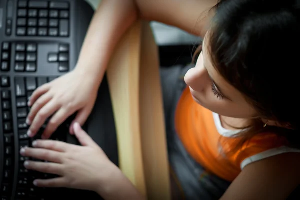 Mała dziewczynka hiszpanin studia na komputerze w domu — Zdjęcie stockowe