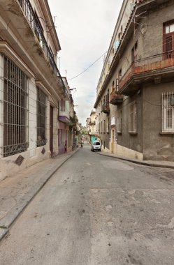 sokak Eski Havana'da eski çürüyen binalar tarafından gözden düştü