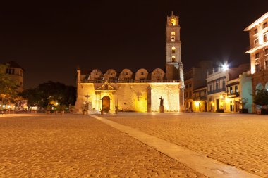 tarihsel old havana geceleri yanar.