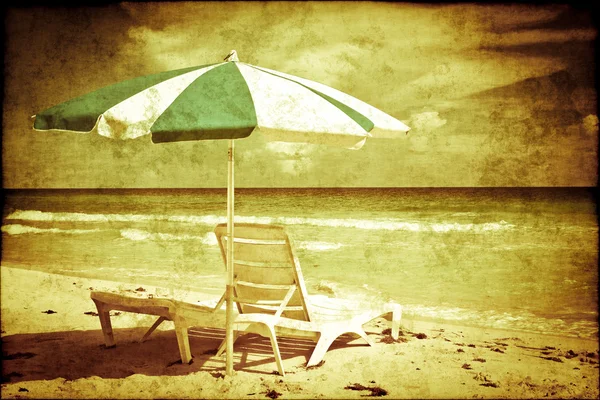 Postal de playa vintage con sillas y sombrillas — Foto de Stock