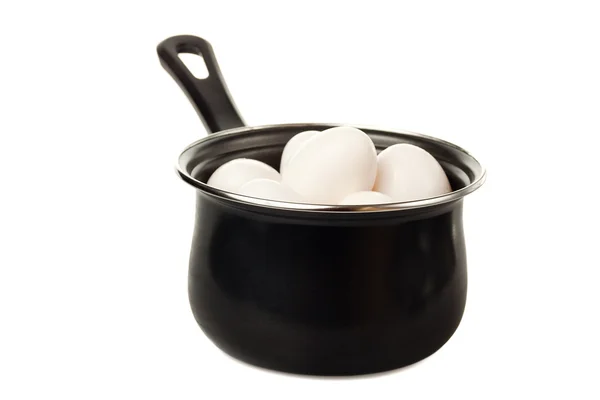 Яйце в чорному горщику для приготування їжі — стокове фото
