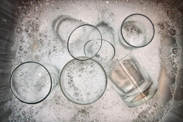 Dreckige Gläser mit Seifenwasser spülen — Stockfoto